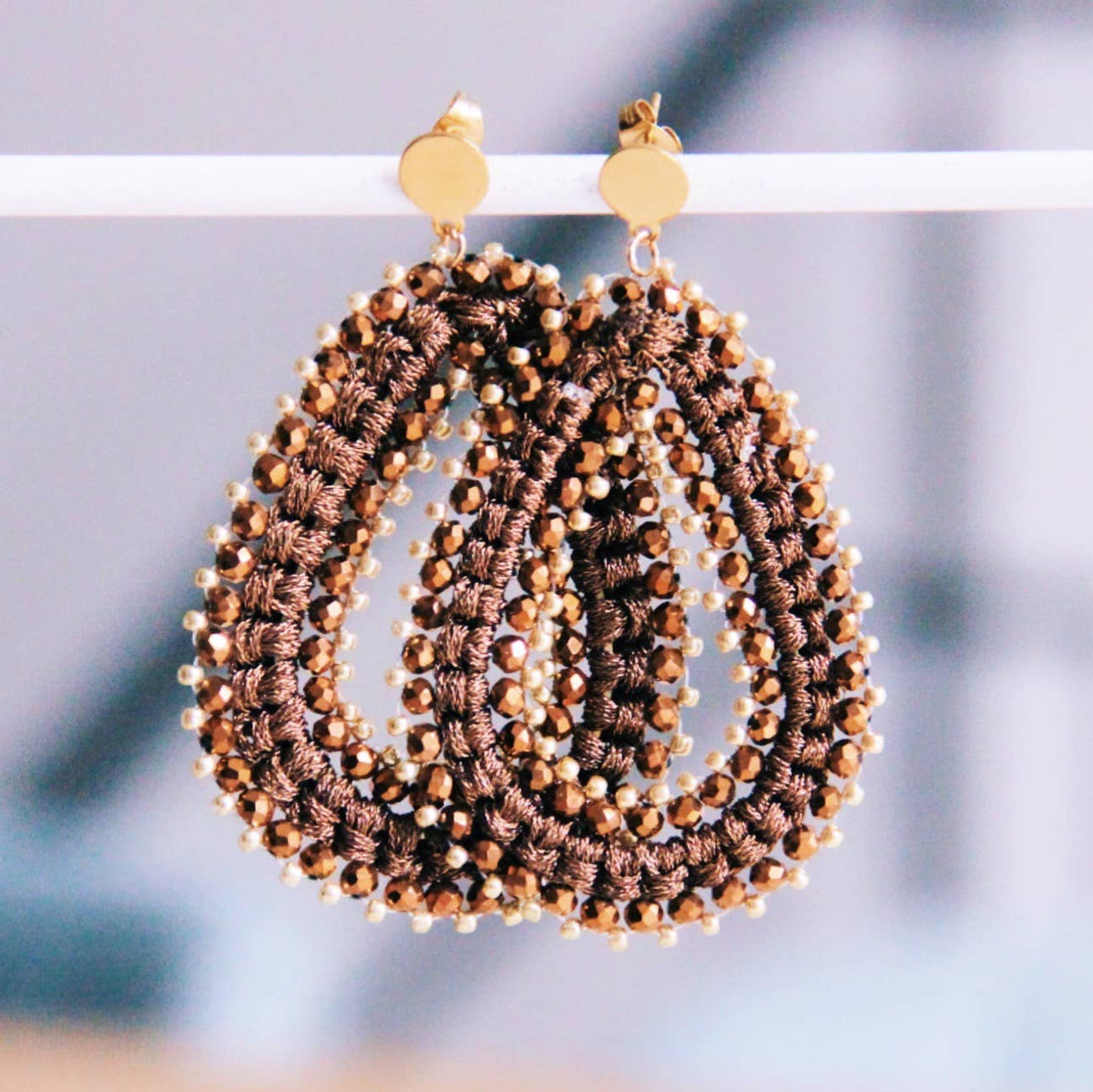 Statement-Ohrring gewebter Facettentropfen - braun