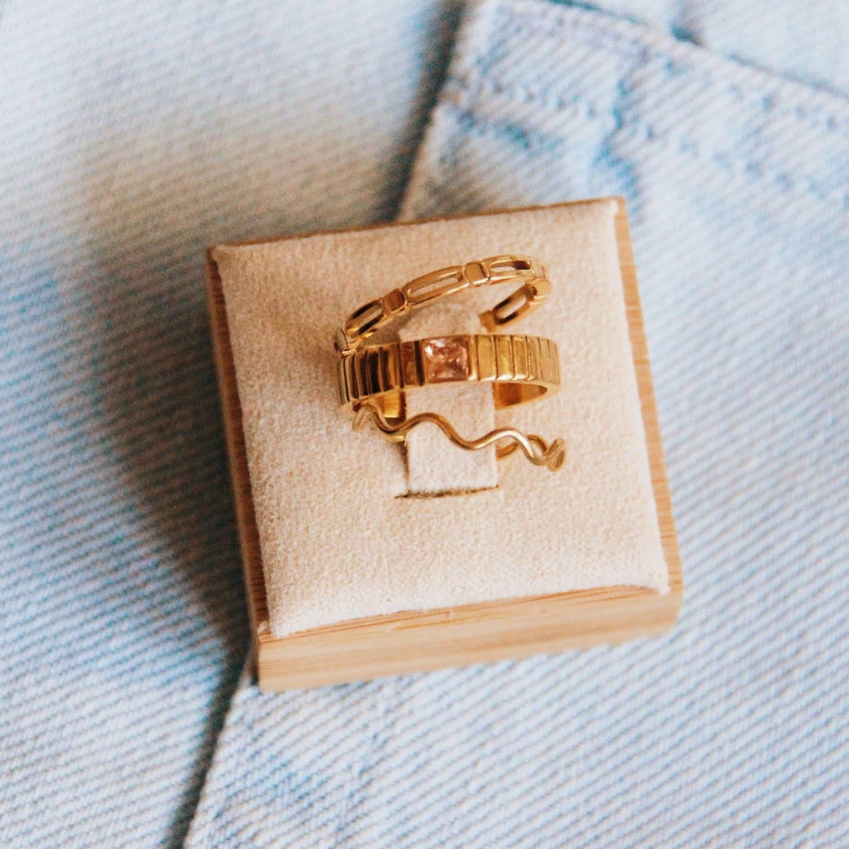 Minimalistischer Ring aus Edelstahl mit Würfeln - Gold