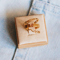 Minimalistischer Ring aus Edelstahl mit Würfeln - Gold
