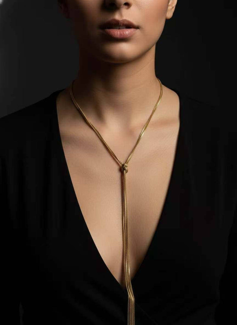 Lange goldene Halskette Knoten