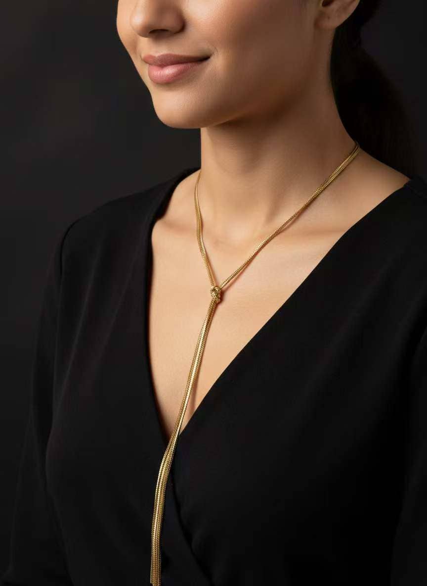 Lange goldene Halskette Knoten