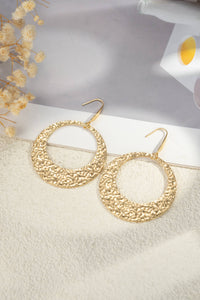 Goldene Ohrringe mit texturierten, durchbrochenen Ringen