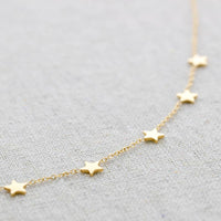 Zarte Halskette mit Sternen