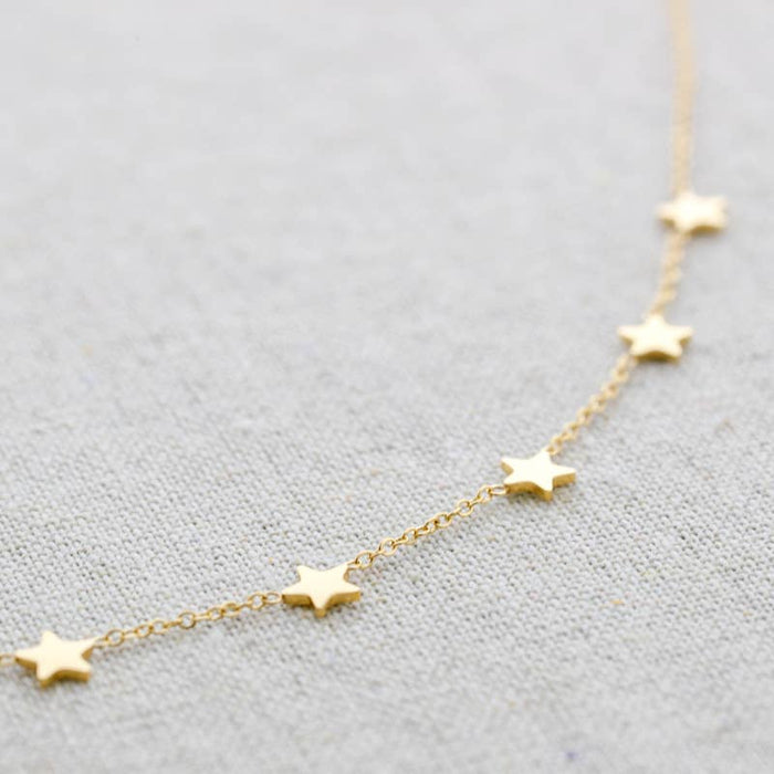 Zarte Halskette mit Sternen