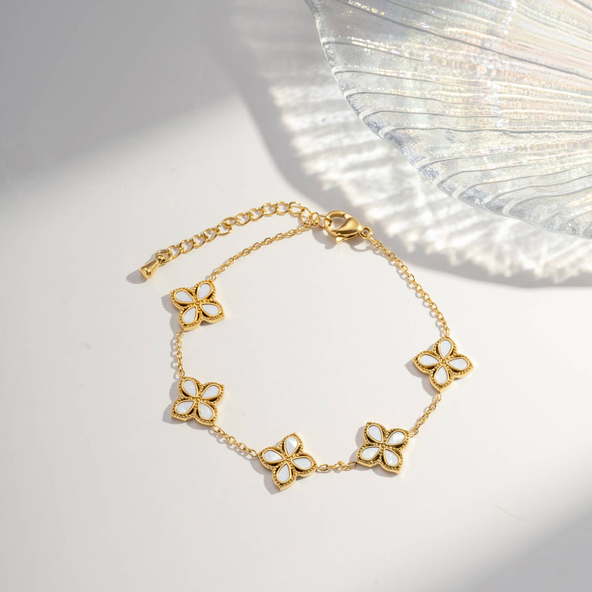 Armband mit Perlmutt-Blumen