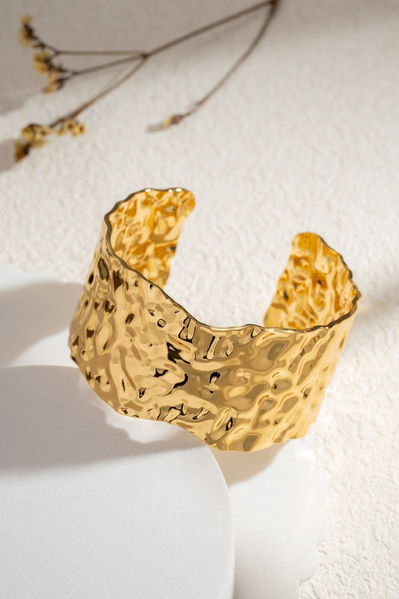 Armreif aus Edelstahl gehämmert