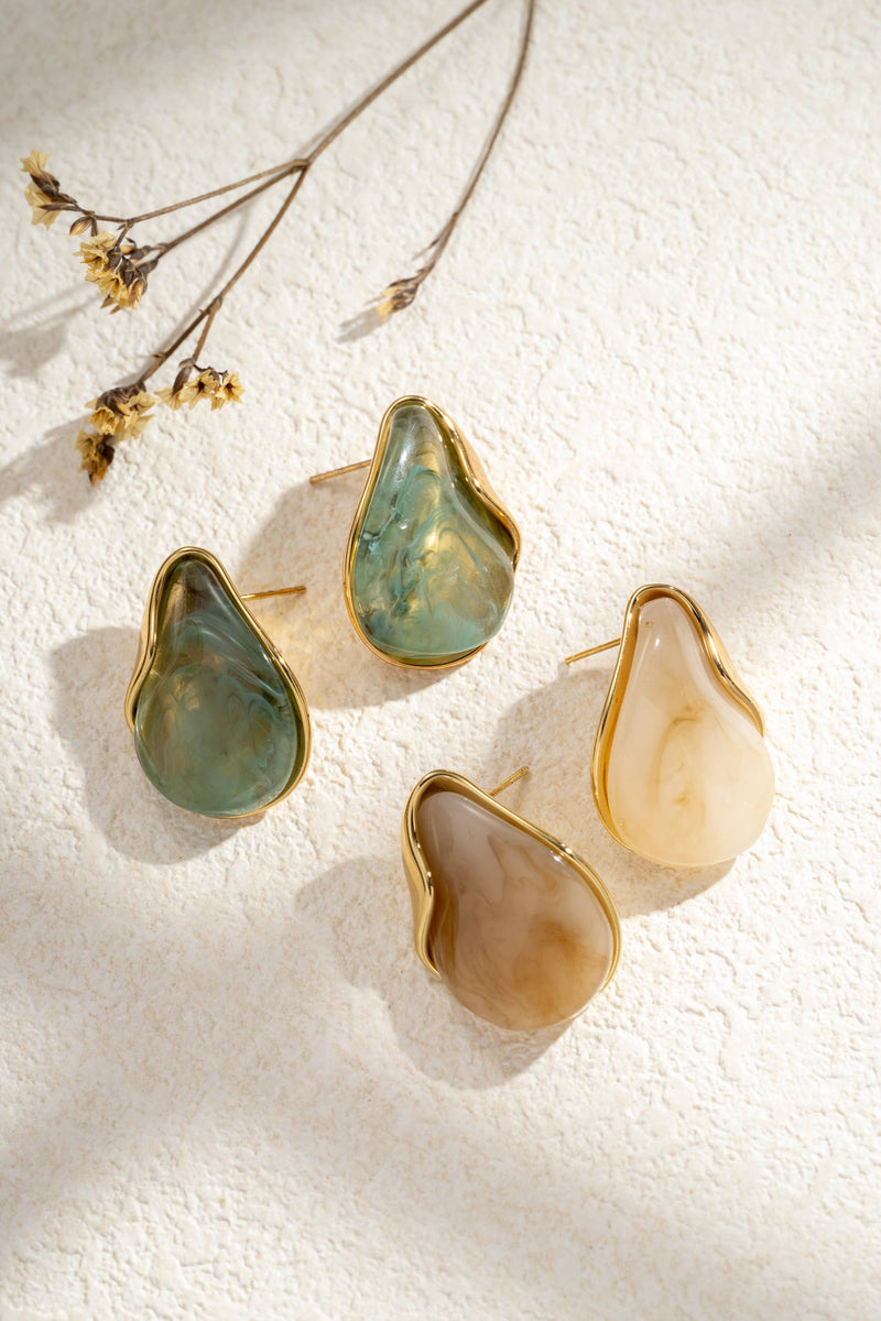 Ohrringe mit marmoriertem Harztropfen