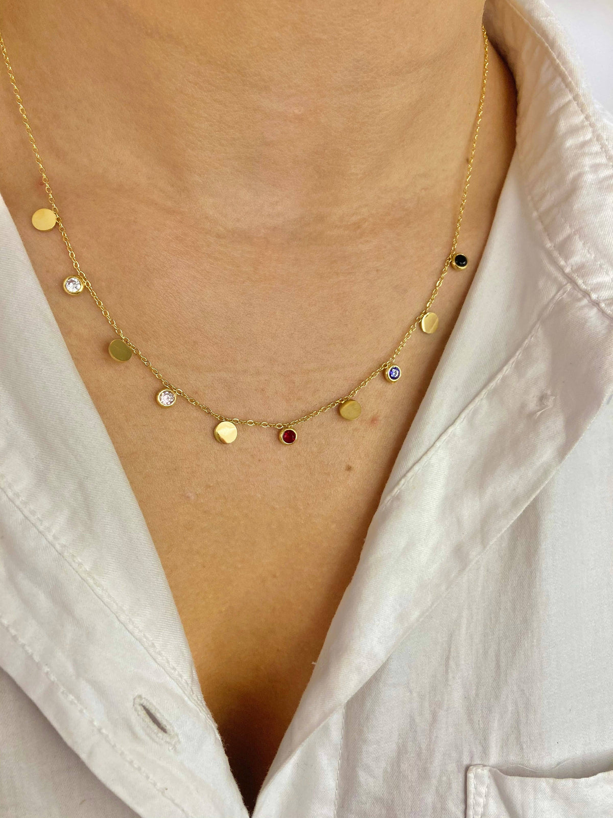 Halskette mit Steinen und Plättchen