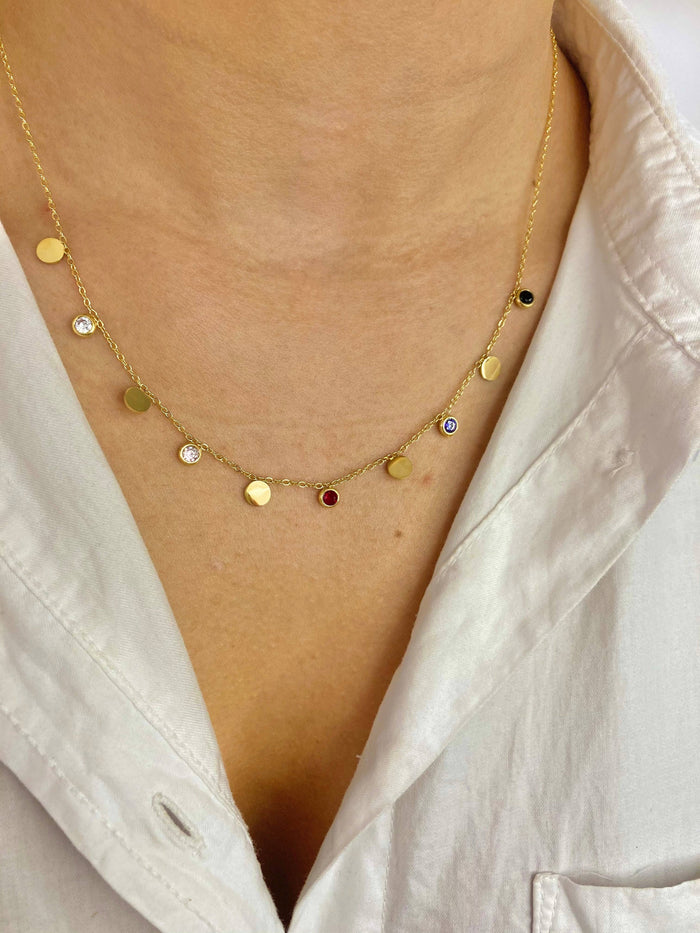 Halskette mit Steinen und Plättchen