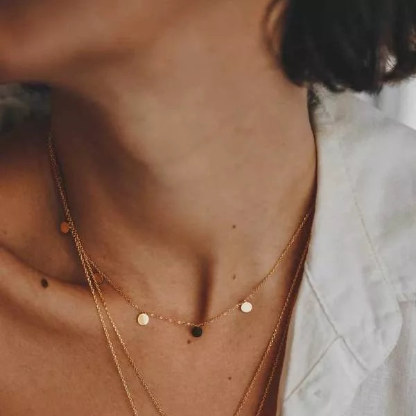 Zarte Halskette mit flachen Plättchen – gold