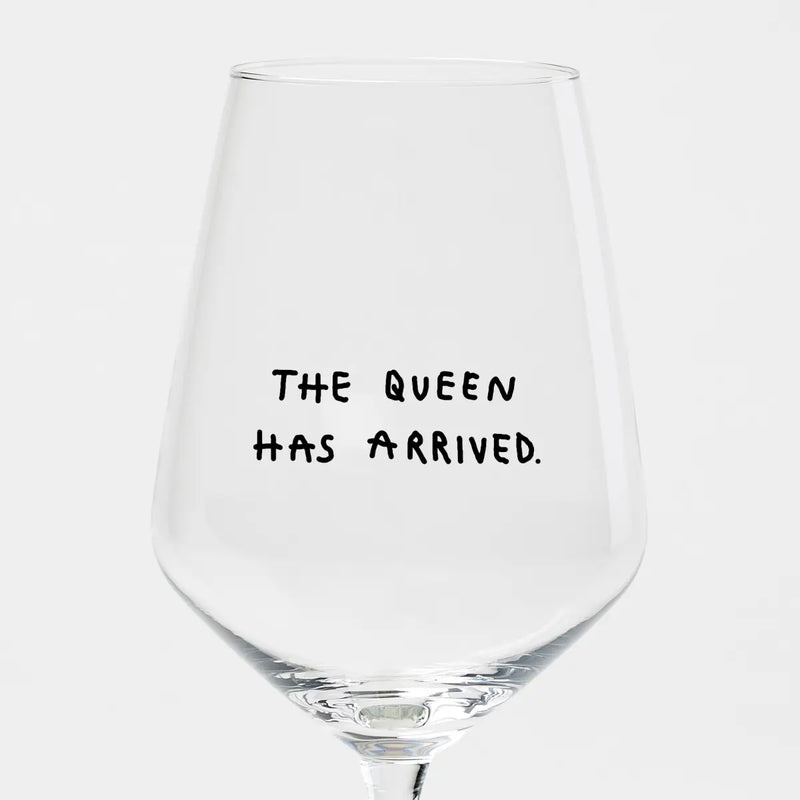 Weinglas "The Queen Has Arrived" by Johanna Schwarzer × selekkt