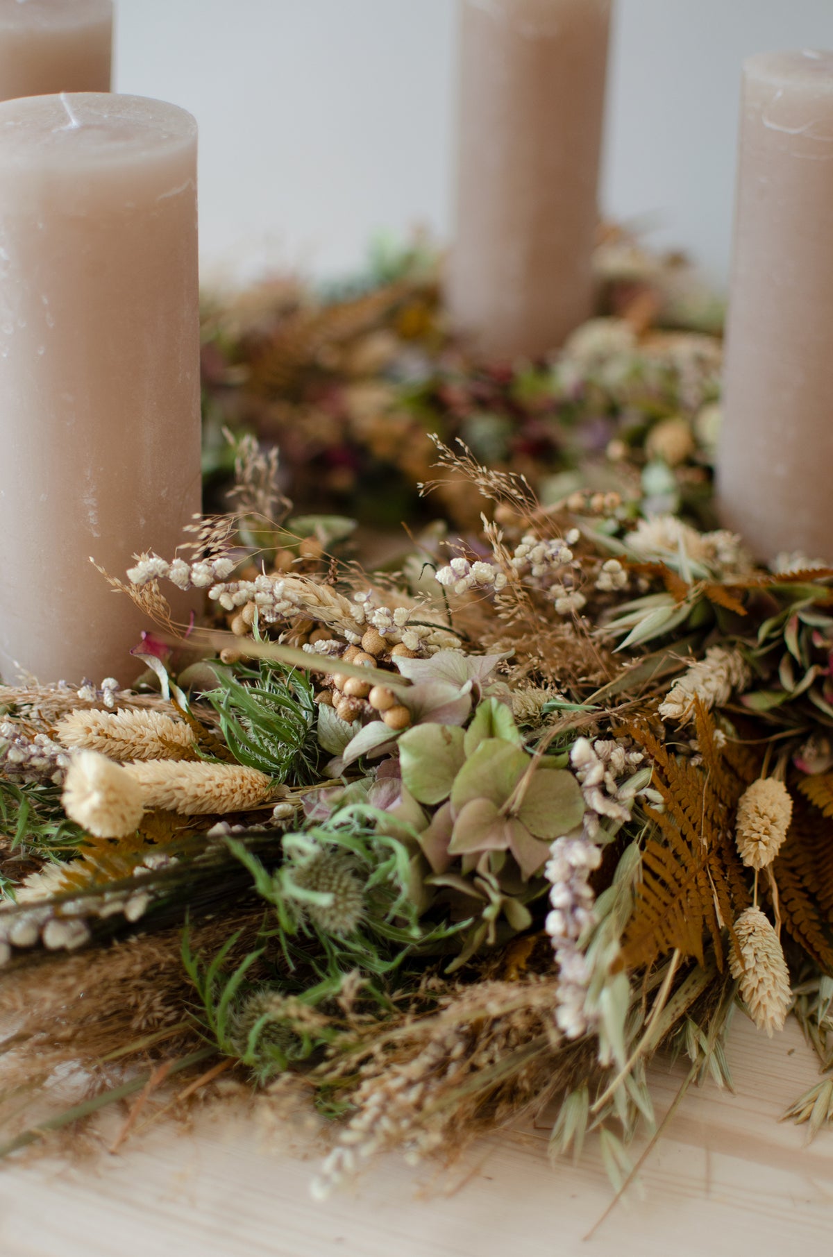 Adventskranz aus Trockenblumen | Stumpenkerzen