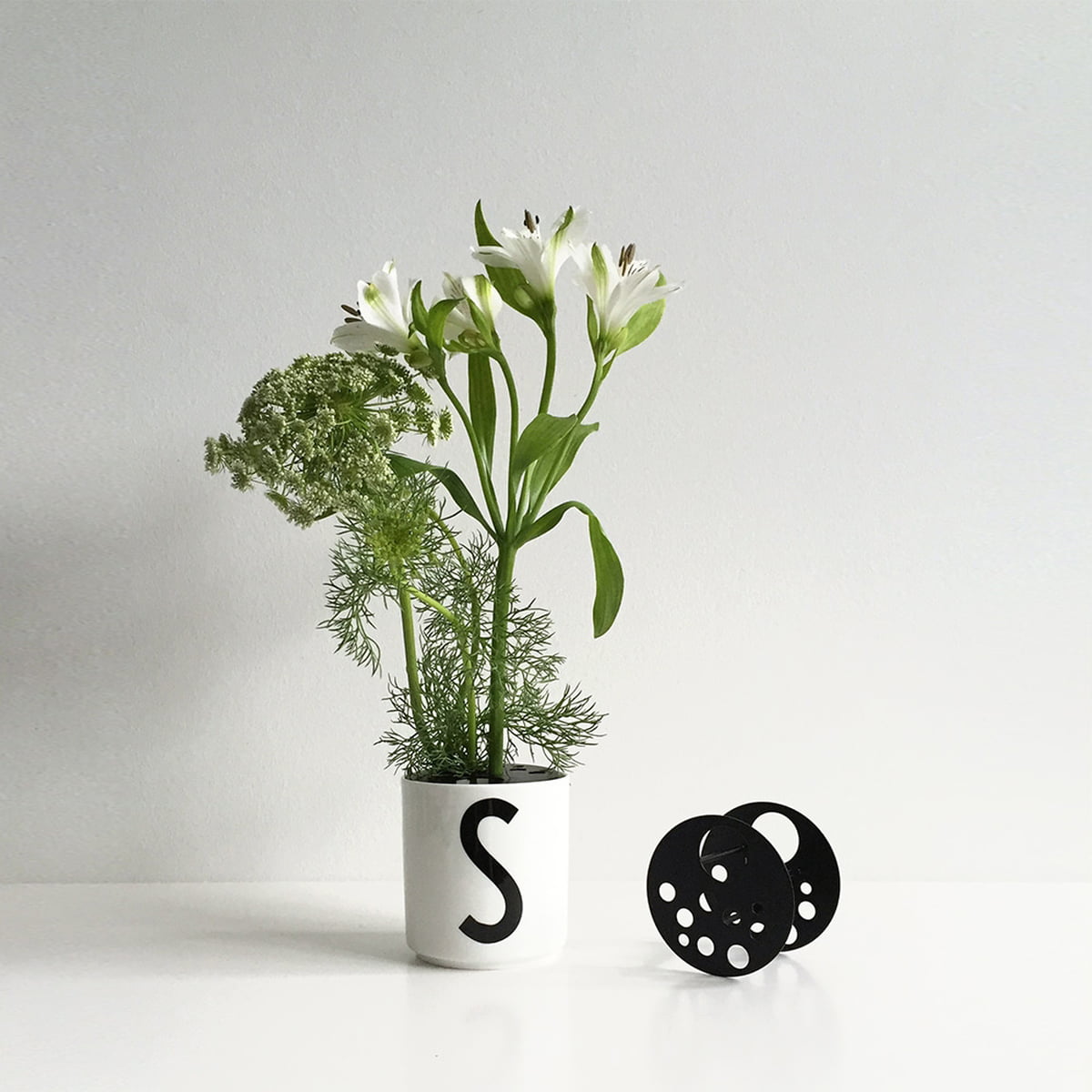 Blumen-Einsatz für Becher von Design Letters | schwarz
